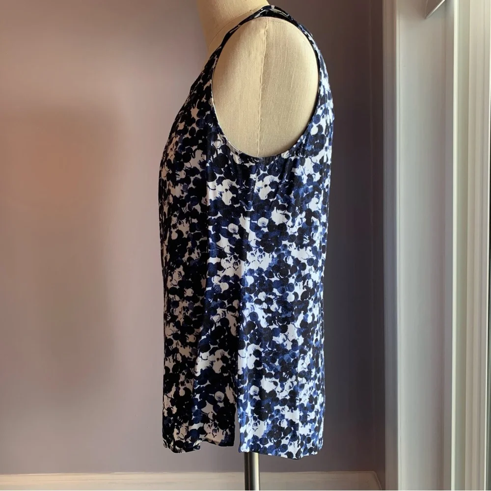 White House Black Market pleat neck sleeveless shell modern polka dot Size Small